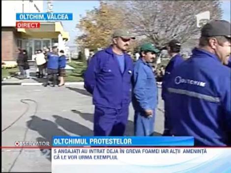 Sute de angajati ai Oltchim protesteaza in strada. FMI cere inchiderea combinatului