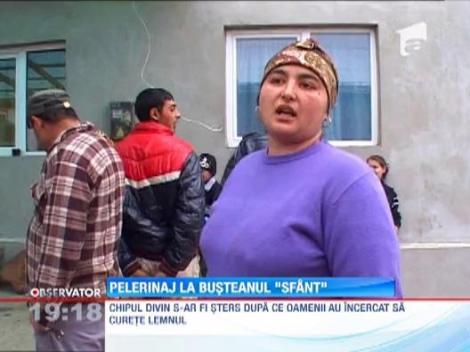 O familie din Bucovina, convinsa ca l-a descoperit pe Dumnezeu intr-un ciot de lemn