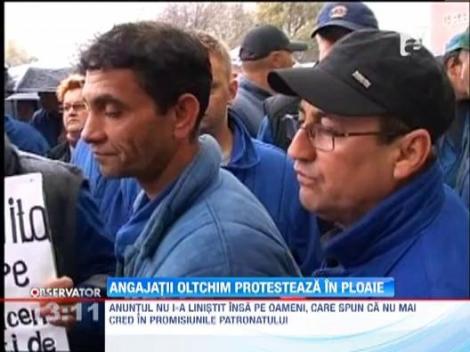 Angajatii Oltchim continua protestele. Conducerea a anuntat ca va plati maine salariile