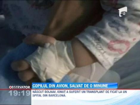 Copilul bolnav din avionul care a aterizat de urgent la Timisoara a ajuns astazi sanatos acasa
