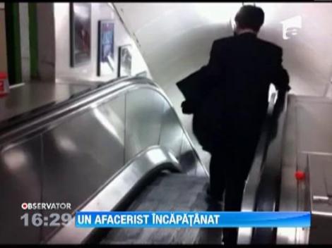Un afacerist incapatanat: A vrut sa coboare pe scarile rulanta care "urcau"