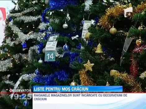 Standurile magazinelor, pline cu cadouri si decoratiuni pentru brad
