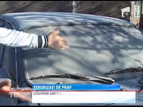 Mii de oameni dintr-un cartier resitean sunt intoxicati zilnic de praful si gazele toxice