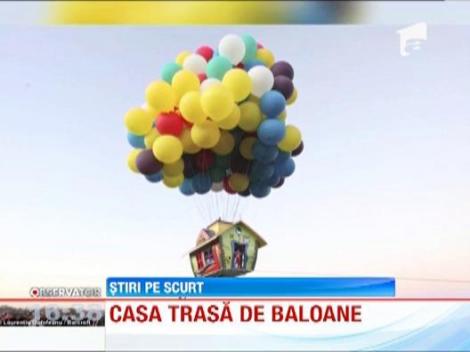 Un american si-a construit o casa care pluteste ajutata de zeci de baloane cu heliu