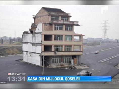 Casa din mijlocul soselei