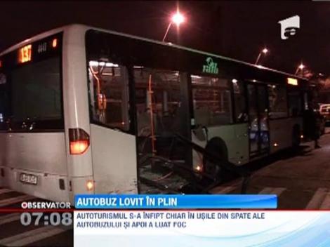 Un sofer beat a intrat cu masina intr-un autobuz RATB