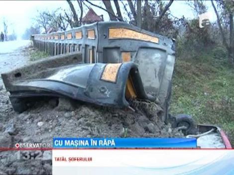 Un sofer din Arges a scapat ca prin minune, dupa ce s-a rasturnat in albia unui parau