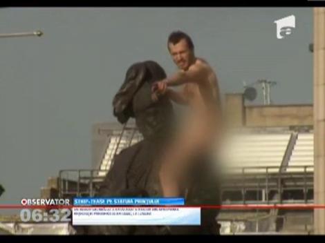 Un barbat gol pusca a escaladat statuia printului George, din Londra