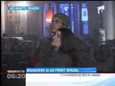 Montarea bradul de Craciun a dat peste cap circulatia in Brasov