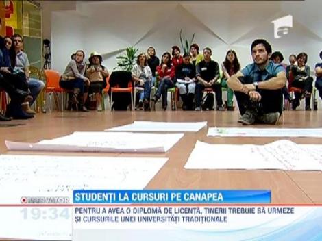 In Romania exista o universitate unde tinerii studiaza tolaniti pe canapele