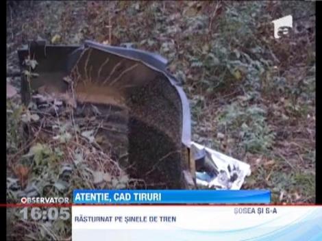 Traficul feroviar a fost blocat in Ramnicu Valcea, dupa ce un TIR s-a rasturnat pe calea ferata