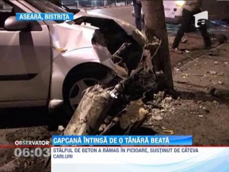 O tanara din Bistrita a intrat cu o masina intr-un stalp din cauza alcoolului