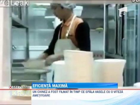 Un chinez este filmat in timp ce spala vasele cu o viteza ametitoare