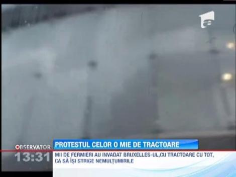 Orasul Bruxelles, invadat de tractoare. Fermerii au ars cauciucuri si au "udat" Parlamentul European cu lapte