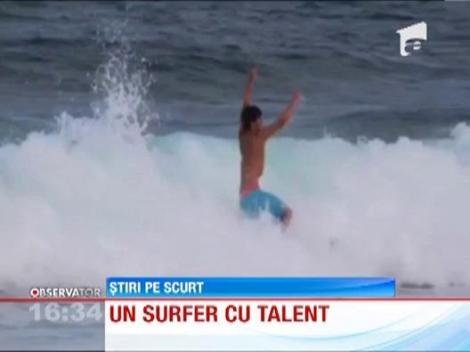 Un surfer brazilian a sarit de pe creasta unui val si s-a rasucit complet cu placa in aer