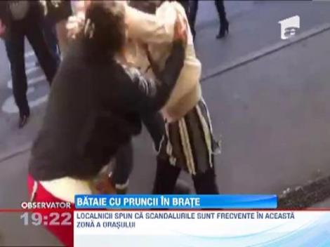 Mai multe femei si-au impartit pumni si picioare in mijlocul Clujului. Trecatorii, simpli cameramani