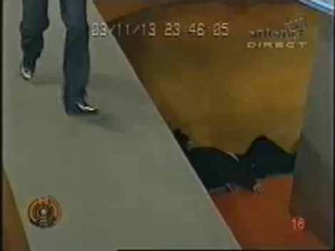 Să ne amintim cu zâmbet... Moment memorabil marca Andrei Gheorghe! Vă mai amintiți de căzătura lui Boc în studiourile Antenei 1?: "Doamne! Puneți publicitate!"