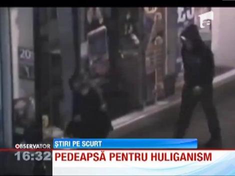 Un tanar care facea gesturi obscene catre o camera de supraveghere s-a lovit de un stalp