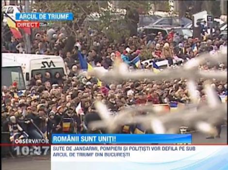 Mii de romani iau parte la parada de Ziua Nationala organizata la Arcul de Triumf din Capitala