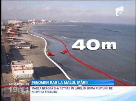 Marea s-a retras in larg zeci de metri si a lasat o plaja larga plina de scoici si curiosi