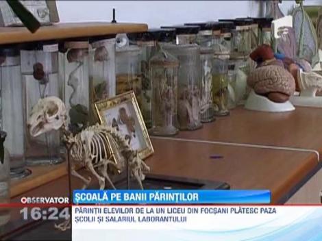 Invatamant de stat sau privat? Laboranta si paznicul unei liceu din Focsani sunt platiti din banii parintilor