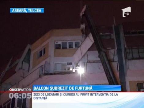 Alerta la un bloc din Tulcea! Fatada unui balcon de la etajul al saptelea risca sa cada peste trecatori