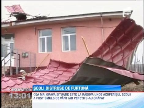 Mai multe scoli din judetul Constanta au ramas fara acoperisuri din cauza furtunii