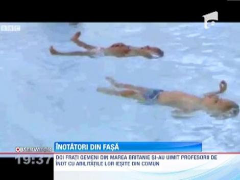 Doi gemeni din Marea Britanie sunt capabili sa inoate pana la 25 de metri, la doar doua luni