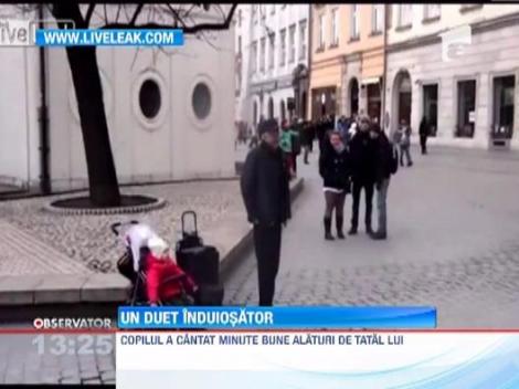 Emotionant: Un bebelus isi ajuta tatal, artist ambulant, sa cante pe strada
