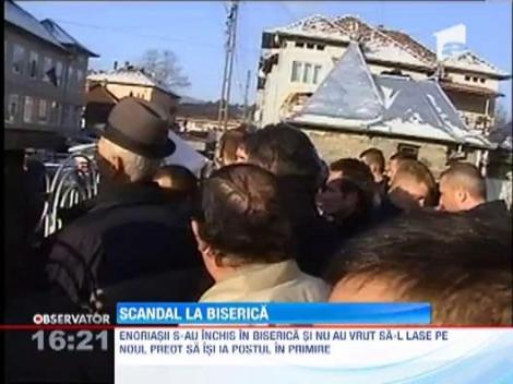 Scandal intr-o localitate din Bihor! Enoriasii nu sunt de acord cu noul preot ce le-a fost trimis in sat