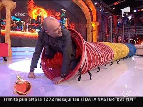 Daniela Crudu si Capatos trec printr-un tub