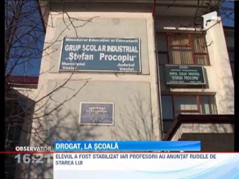 Un elev de clasa a noua a fost luat cu ambulanta de la scoala ,dupa ce a consumat droguri legale