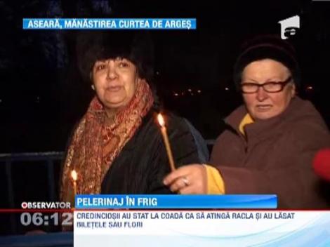 Curtea de Arges: Aproape 5.000 de oameni au indurat frigul pentru a ajunge la moastele Sfintei Filofteia
