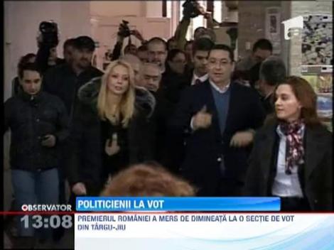Politicienii, printre primii votanti. Traian Basescu: "Votez pentru continuitate in drumul catre Vest"