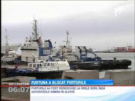 Valuri de peste trei metri au lovit faleza din Constanta! Sute de oameni s-au adunat sa priveasca marea involburata