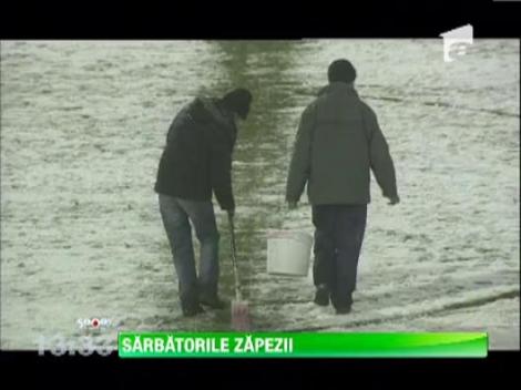 La Iasi, suporterii au facut oameni de zapada in tribune