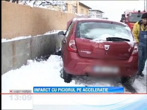Moarte teribila pentru un barbat din Sibiu! Batranul a facut infarct la volan, iar masina i s-a infipt intr-un damb de zapada