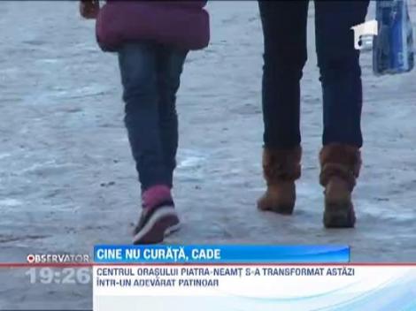 Centrul orasului Piatra Neamt a devenit un adevarat patinoar
