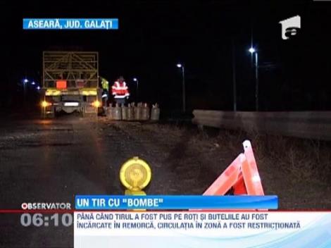 Momente de panica pentru localnicii unei comune din Galati! Un TIR  incarcat cu 300 de butelii s-a rasturnat langa casele lor