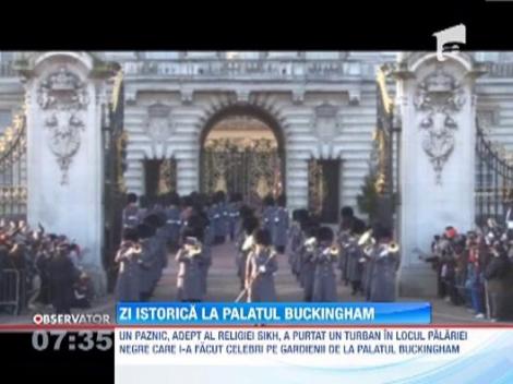 Zi istorica la Palatul Buckingham! Un soldat a defilat fara celebra palarie neagra