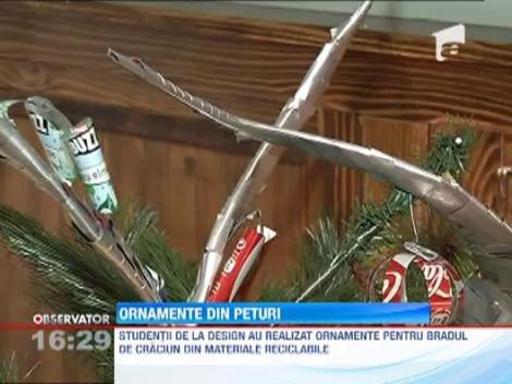 Brazi de Craciun impodobiti cu peturi