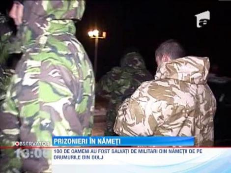 UPDATE! Iarna a transformat soselele in inchisori! Sute de oameni au ramas blocati intre nameti