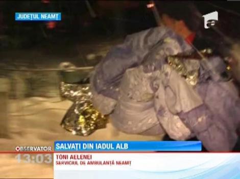 Zeci de bolnavi salvati, cu greu, din localitatile izolate. Medicii au ajuns la ei cu elicopterul, cu tractorul sau cu ATV-ul