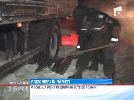 Sute de oameni au ramas blocati in masinile ingropate in zapada