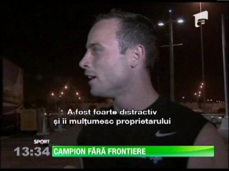 Oscar Pistorius, sportivul fara picioare, a intrecut la viteza un cal arab!