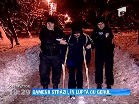 Oamenii strazii, in lupta cu gerul! Ei au fost dusi in adaposturile de noapte