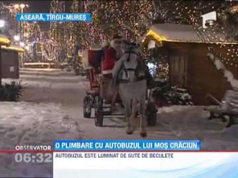 Mos Craciun se plimba prin Targu-Mures cu autobuzul