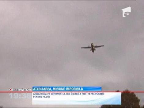 Avioanele au parut niste jucarii in voia vantului pe un aeroport din Spania