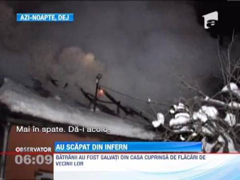 Doi batrani surdomuti au ramas fara casa in urma unui incendiu. Vecinii au reusit sa-i salveze