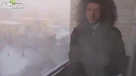 La Novosibirsk, la -41 de grade, apa fiarta devine zapada instant!